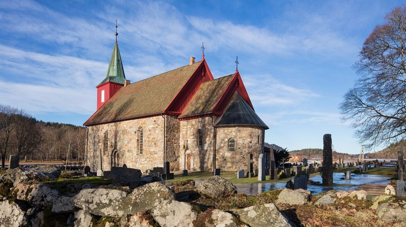 Den vakre Hedrum kirke er fra cirka år 1100. Foto: Trond Isaksen.