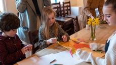 På påskeverkstedet kan barna lage mye fint. Foto: Den norske kirke/Terje Peersen