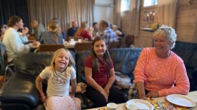 Det er hyggelig å spise frokost sammen på søndagsskolen. Foto: Kristina Hvarnes Andersen