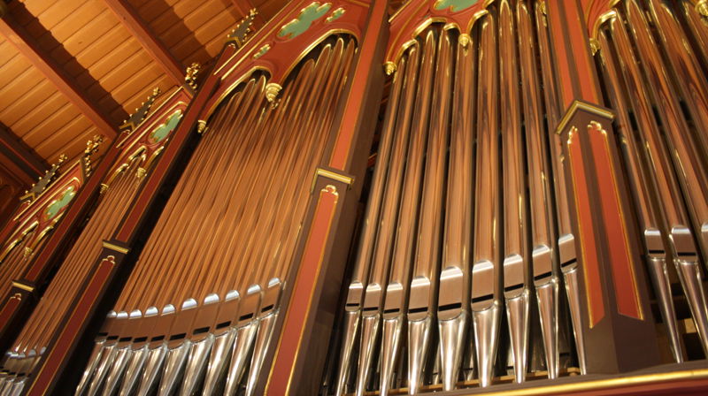 Larvik kirkes orgel er fra 1997 og er bygget av den danske orgelbyggeren Carsten Lund. Det har 38 stemmer fordelt på tre manualer og pedal og har en romantisk karakter i klangen. (Informasjon Wikipedia)