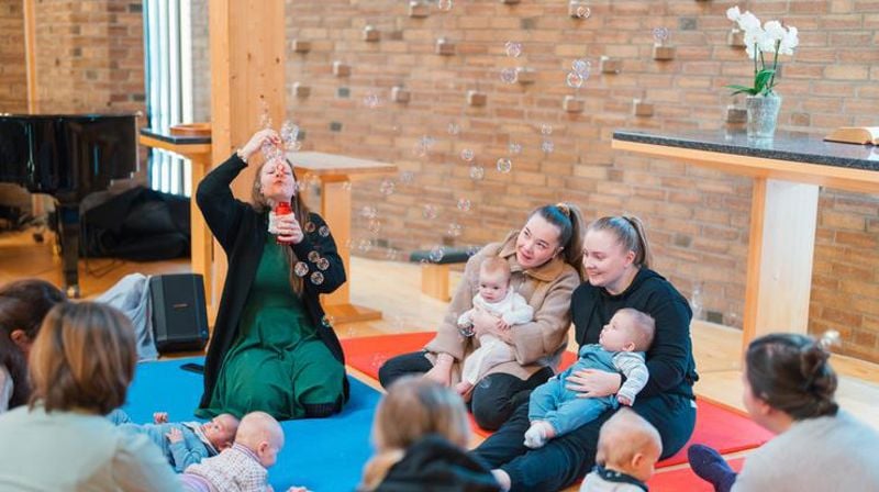 Babysang i Berg arbeidskirke er et samarbeidstiltak mellom Tanum, Kjose og Berg menigheter. Foto: Kirkerådet / Torstein Kiserud