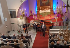 En fullsatt Frogner kirke på konsert med gitarist Bent Bredesen og tenor Simen Bredesen, samt Jan Gunnar Sørbø på klaver.