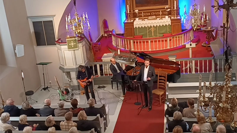 En fullsatt Frogner kirke på konsert med gitarist Bent Bredesen og tenor Simen Bredesen, samt Jan Gunnar Sørbø på klaver.