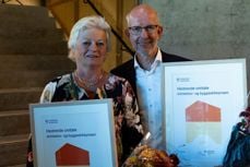 Fellesrådets leder Lise Wigernes og Avdelingsleder bygg og anlegg Harald Ringstad mottok prisen. Foto: Lillestrøm kommune.