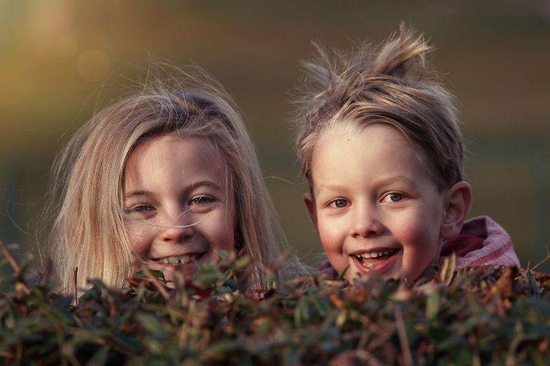 Bilde av to smilende barn. Bildet er tatt av Lenka Fortelna fra Pixabay