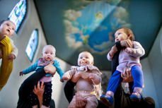 Babyer løftes opp i en kirke. Foto: Bo Mathisen