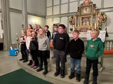 12 tårnagenter står oppstilt i koret i Hølonda kirke