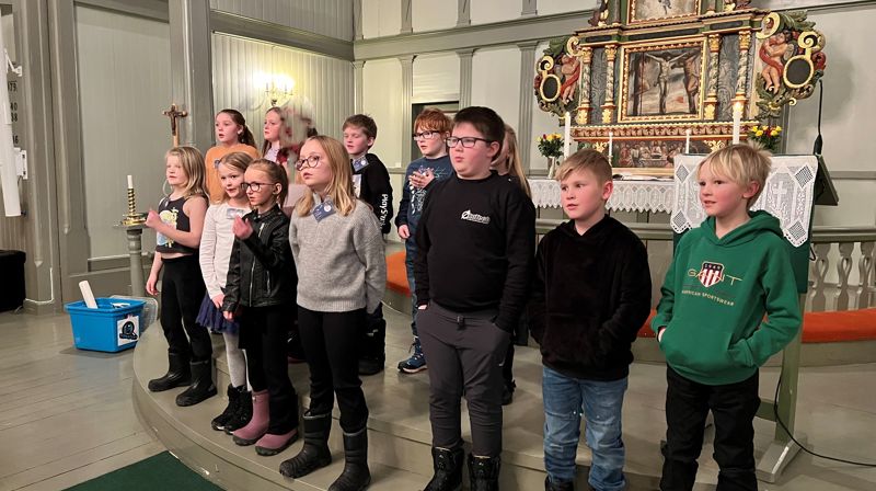 12 tårnagenter står oppstilt i koret i Hølonda kirke