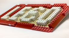 Lego er skrevet i Lego. Bildene er tatt av Simon Blüthenkranz fra Pixabay