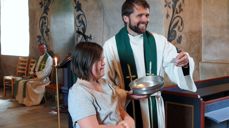 Mari har akkurat trukket vinnerloddet. I bakgrunnen: Søndagens predikant Norodd Stavenjord. Foto: Hans Enger