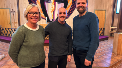 Toril Olvik (helsesykepleier), Simen Almås og prest Jostein Enger i prat etter foredraget
