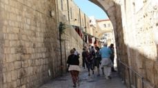 Via Dolorosa, der Jesus bar korset på veg til Golgata. Bildet er fra en annen tid, der vi bl.a. ser ryggen til en fra Orkanger.