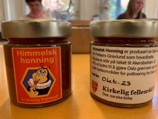Første innhøsting av KfiOs Himmelske honning er på plass i Akersbakken. Det søte budskap er klar til å bli spredt utover hovedstaden. Etiketten er laget av Knut Anders Løken. 