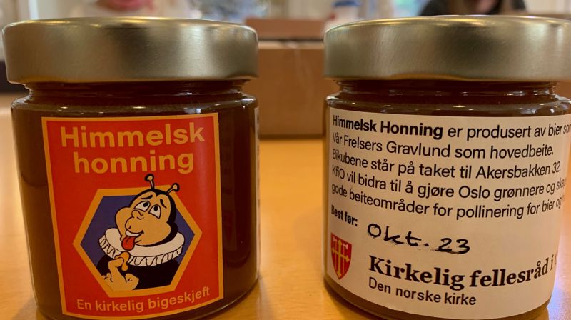 Første innhøsting av KfiOs Himmelske honning er på plass i Akersbakken. Det søte budskap er klar til å bli spredt utover hovedstaden. Etiketten er laget av Knut Anders Løken. 