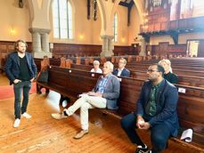 Fellesrådets leder Jostein Vevatne forteller byråd Omar Gamal om vedlikeholdsbehov og lokalt engasjement i Kirken i Oslo.