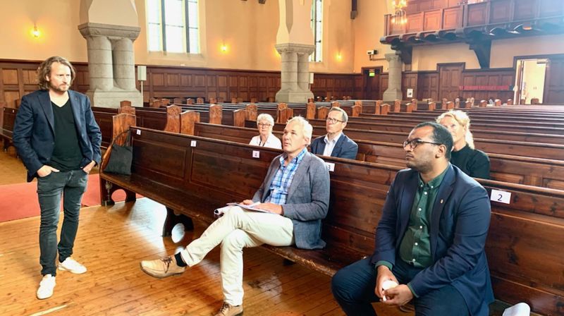 Fellesrådets leder Jostein Vevatne forteller byråd Omar Gamal om vedlikeholdsbehov og lokalt engasjement i Kirken i Oslo.