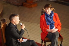Gro Harlem Brundtland i samtale med Sturla Stålsett en første mai i Sagene kirke. Også i år inviterer menigheten til arbeidersanger og orgelbrus første mai.