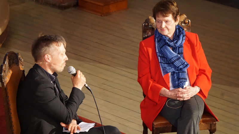 Gro Harlem Brundtland i samtale med Sturla Stålsett en første mai i Sagene kirke. Også i år inviterer menigheten til arbeidersanger og orgelbrus første mai.