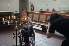 Handikapnytt fulgte Anna-Maja Helgesdotter Andersen for å sjekke tilgjengelighet i kirkene i Oslo. I Domkirken har de lysglobe tilpasset rullestolbrukere. Foto F.F.Thorp