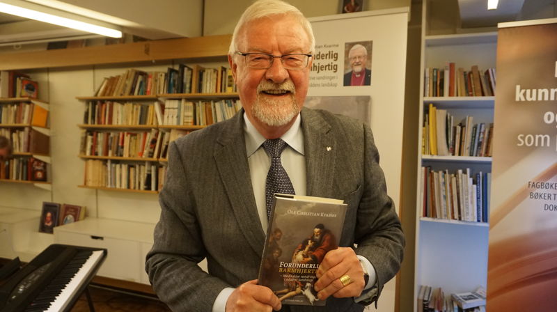 Biskop Ole Christian Kvarme lanserte boken Forunderlig Barmhjertig på Litteraturhuset.