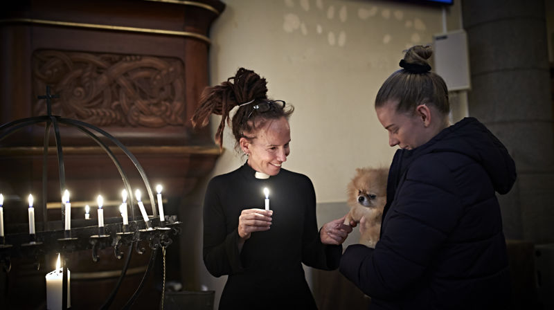 Sunniva Gylver velsinger Milo (t.v.) og Rebecca Schwalenstöcker Winsnes under åpen kirke på dyrenes dag. Foto: Geir Dokken - Dagbladet