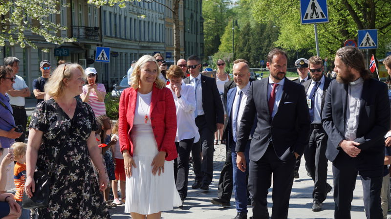 Daglig leder Audhild Årøen og sokneprest Knut Rygh tok i mot kronprinsparet utenfor Sagene kirke.