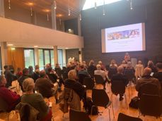 Menighetsrådsmedlemmer fra Oslo lytter til KA-direktør Marit Halvorsen Hougsnæs som foredrar om kirkelig organisering i Bøler kirke.