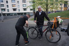 Klima- og miljøminister Ola Elvestuen besøker Fagerborg menighets sykkelverksted.