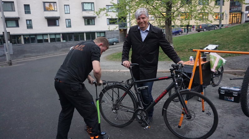 Klima- og miljøminister Ola Elvestuen besøker Fagerborg menighets sykkelverksted.