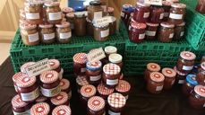 Syltetøy var en av de mest populære salgsartiklene på Tonsenmessa i år. Over hele byen arrangerer menigheter messer og markeder til inntekt for menighetsarbeidet.