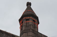Et av tårnene på Frogner kirke er sikret med stropper fra Biltema.