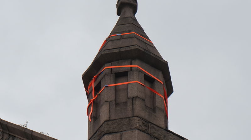 Et av tårnene på Frogner kirke er sikret med stropper fra Biltema.