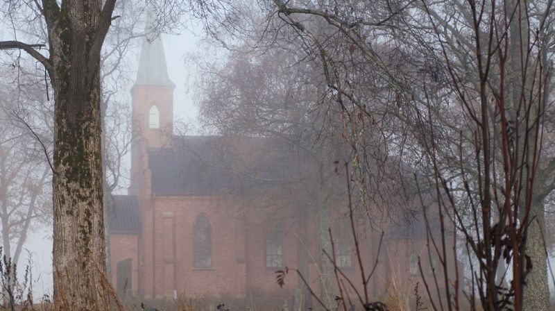 Årets julekortmotiv er vakre Sørkedalen kirke i desemberskrud ala 2020. Foto: KfiO/fft