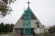 Et stillas sikrer inngangspartiet på Torshov kirke for at ikke løse stener skal rase ut.