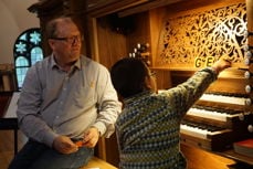 Bjørn Vidar Ulvedalen underviser Benjamin, en av orgelskolens elever, i Sofienberg kirke.