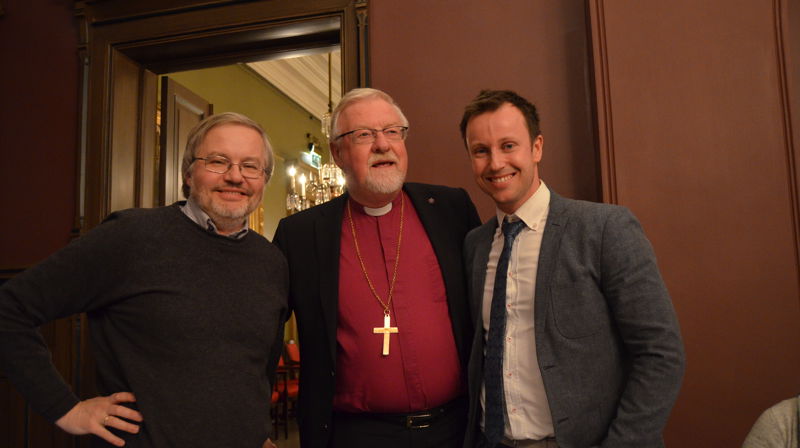 Her gratulerer biskop Ole Christian Kvarme ny leder for Oslo bispedømmeråd (fra høyre) Gard Realf Sandaker-Nielsen. Foto Oslo bispedømme