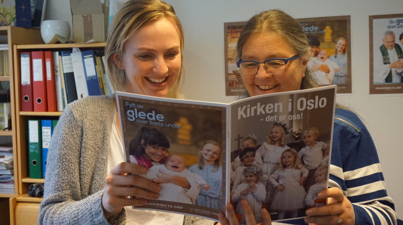 Kirkekollegene Line Barsleth Bø og Liv Irene Ruud koser seg med Årsmagasinet.