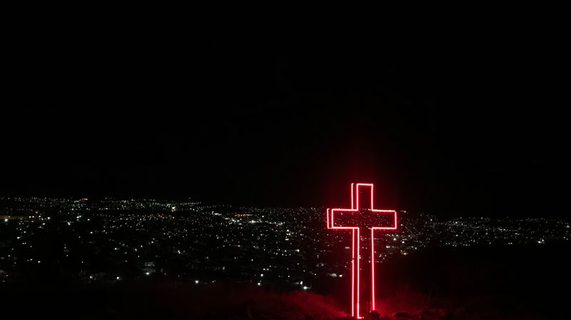 Korset lyser for alle. God påske. Foto: Diana Vargas