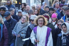 Biskop Kari Veiteberg på korsvandring i Oslos gater.