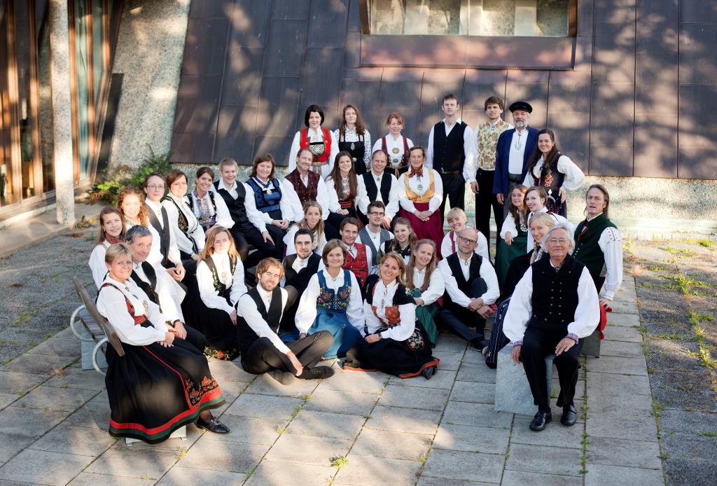 Korister i bunad utenor Bakkehaugen kirke