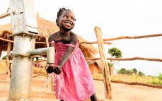 Champo 5 år drikker rent vann fra vannpumpen i nærheten av hjemmet deres. Hør mer om henne i filmen nederst på siden. Foto: Jason Mulikita/Fairpictures.