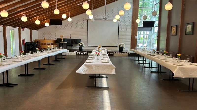 Bilde av storsalen med dekkede bord.