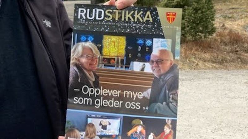 Sogneprest Trond Løberg med en fersk utgave av Rudstikka