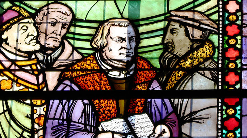 Martin Luther omkranset av andre reformatorer. Fra Emmanuel Vigelands glassmaleri i domkirkens korparti.