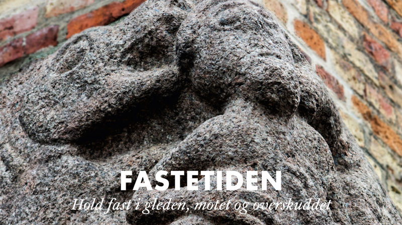 På hjørnet av hovedtårnet sitter Oslo-djevelen. Det er løver og drager som angriper et menneske. Steinen er fra ca. 1100 og ble funnet i gamlebyen. Den er antakelig fra Hallvardskirken. Foto: Munch design