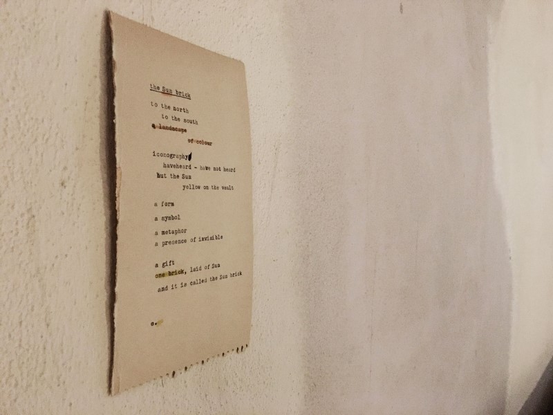 Tekst av kunstneren Emel Bayat. Ark montert på veggen i krypten i Oslo domkirke.