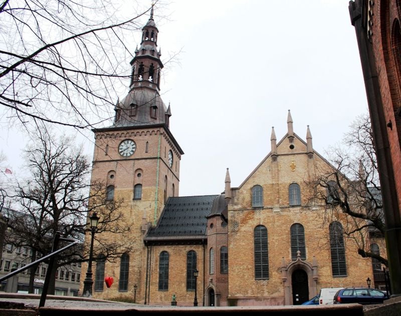 Oslobiskop Kari Veiteberg takkes av i Oslo domkirke 15. desember. Foto: Oslo domkirke menighet