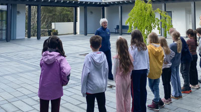 Nysgjerrige tredjeklassingar på kyrkjebesøk