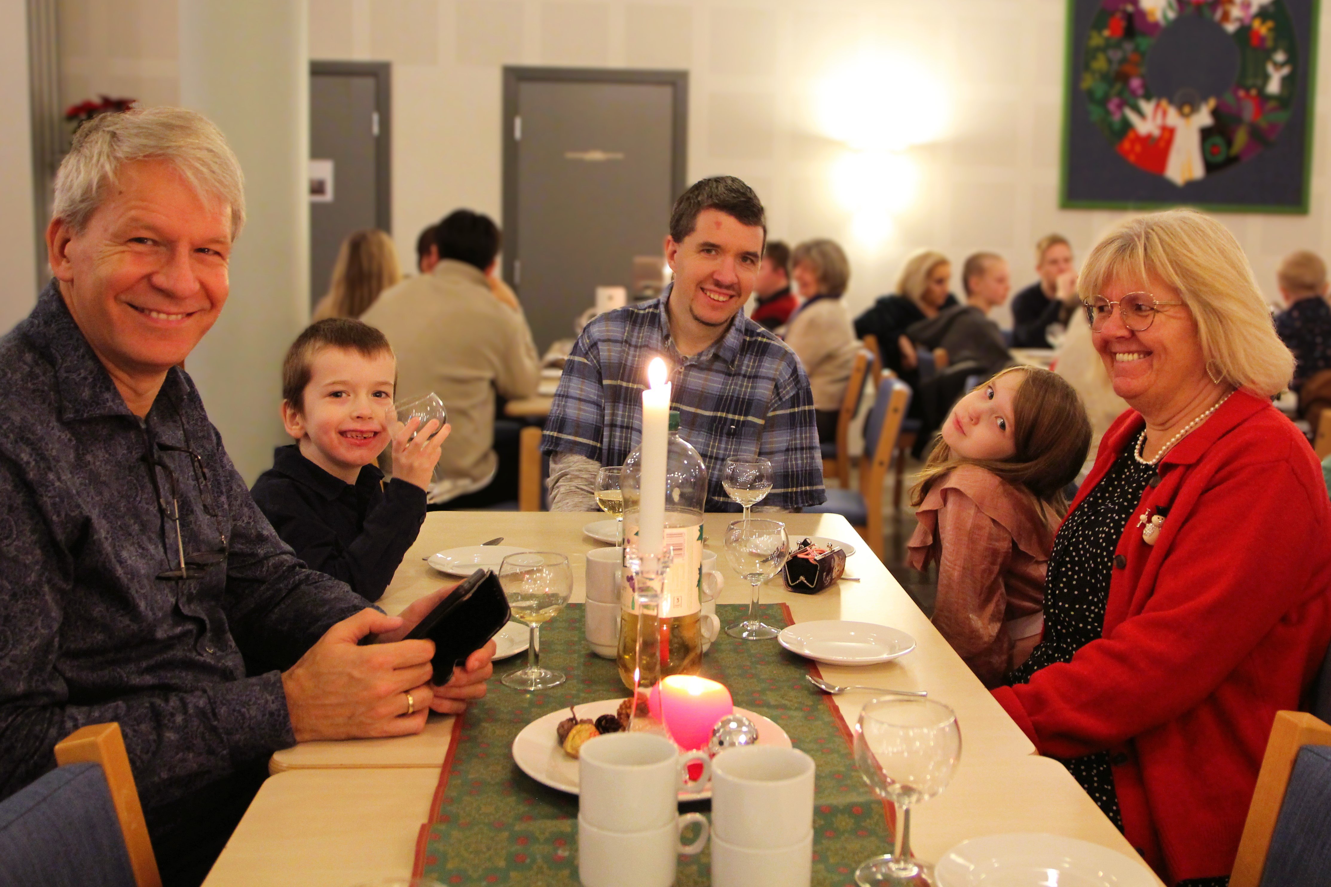 Glad familie sitter rundt et bord