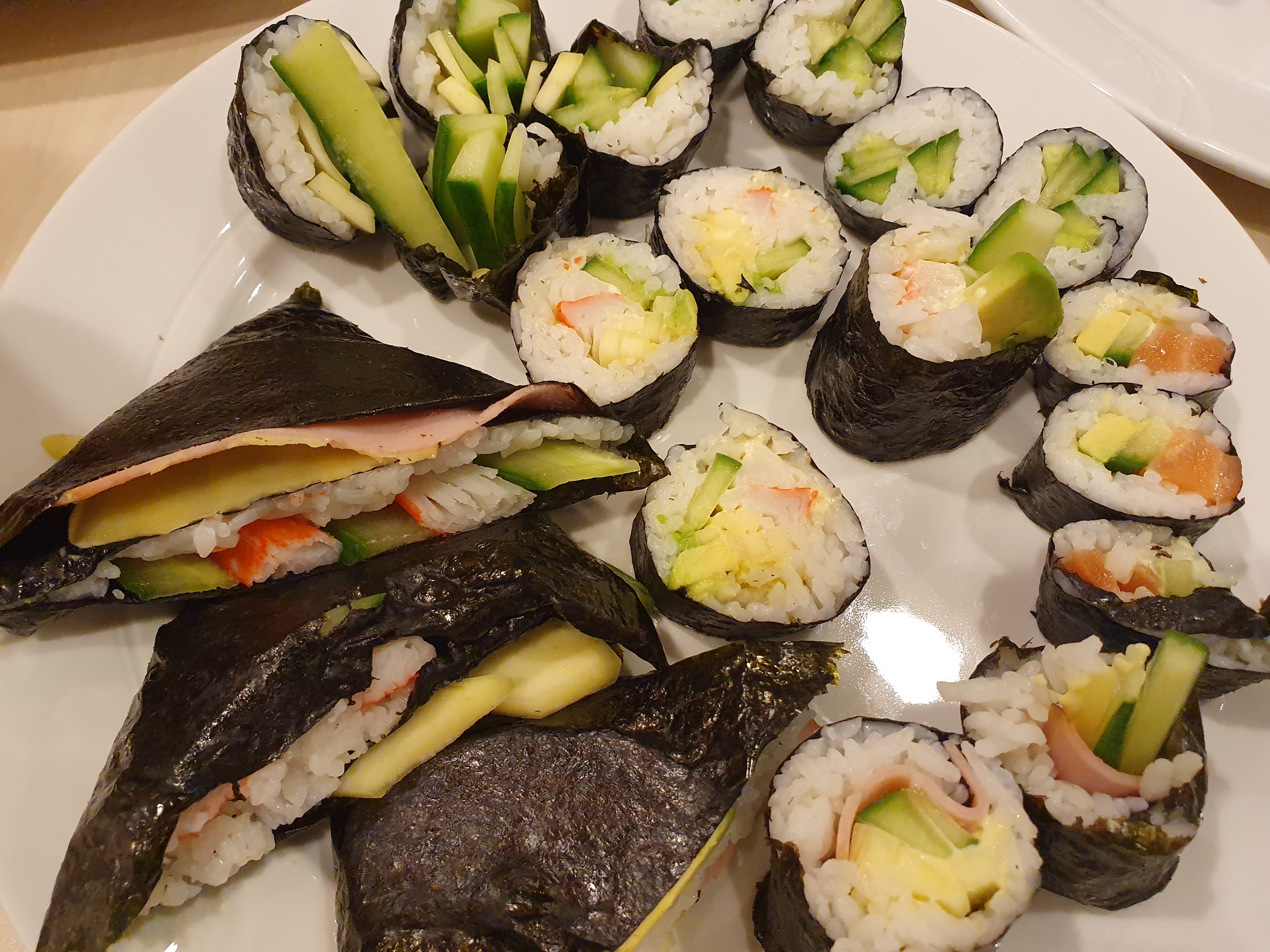 ulike type sushi anretta på eit fat